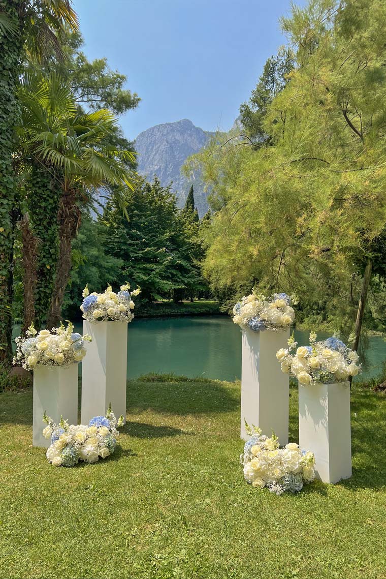 Blumengeschückte Stehlen am Gardasee
