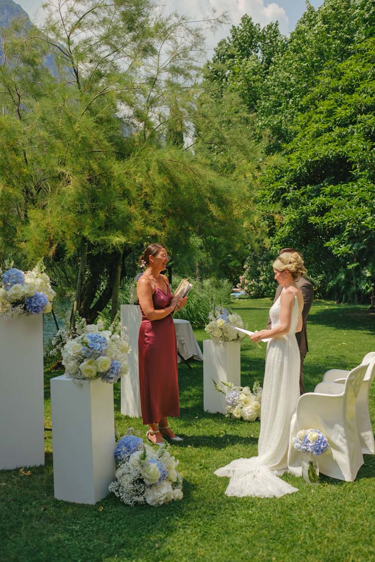 Hochzeitspaar bei der Trauung am Gardasee